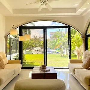 https://charming-villa-9-pax-wi-fi-hotel-zone.quintano-roohotels.com